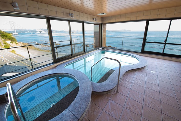 Indoor spa tub