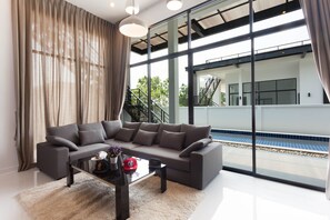 Villa Familiale | Coin séjour | TV connectée de 55 pouces avec chaînes par câble, télévision