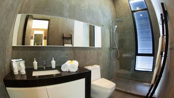Family Villa | Bathroom | Shower, free toiletries, hair dryer, bidet