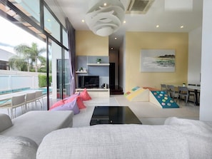Familienvilla, 3 Schlafzimmer, eigener Pool | Wohnbereich | 55-Zoll-Smart-TV mit Kabelempfang, Fernseher