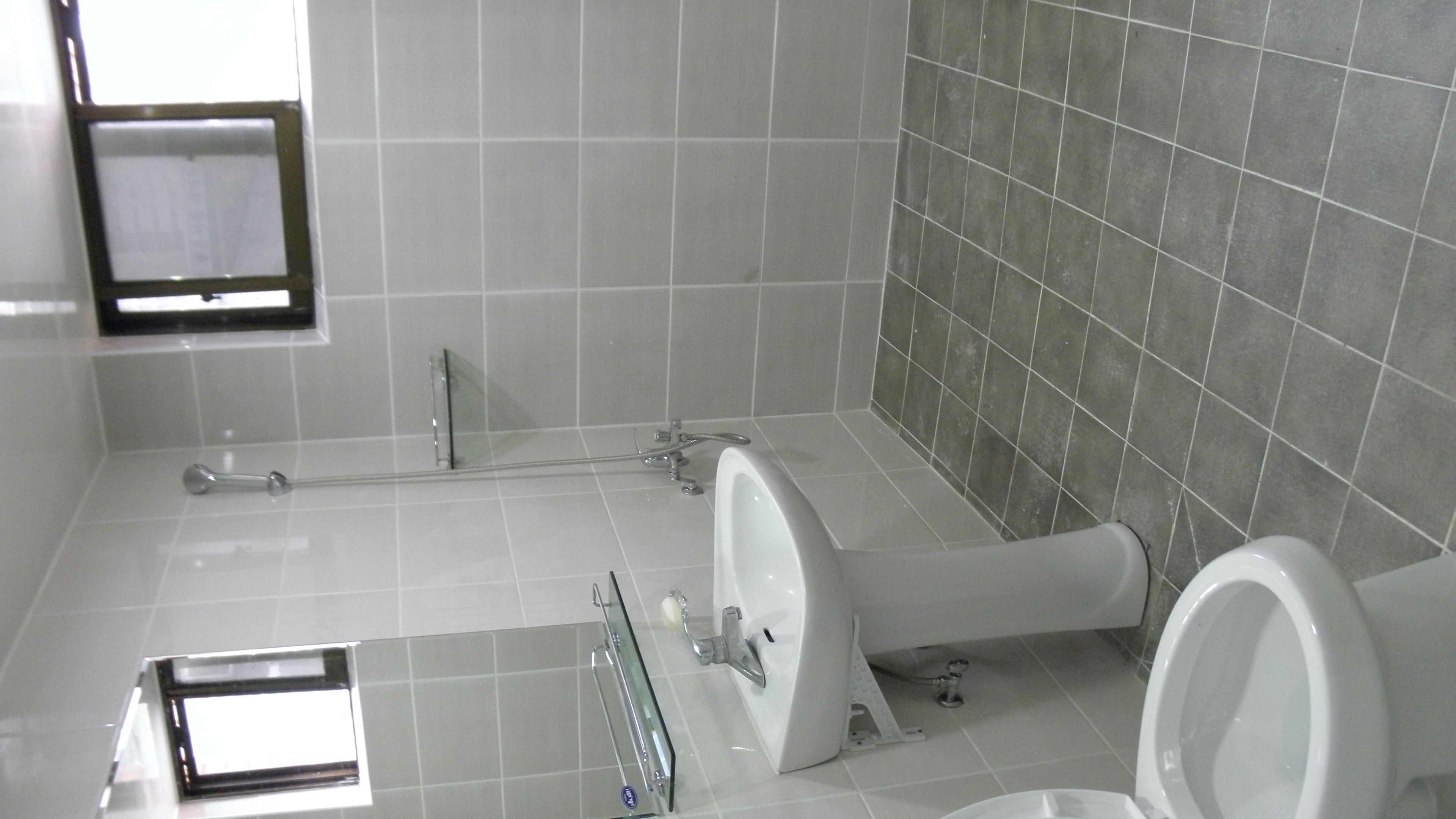 Ducha, artículos de higiene personal gratuitos y toallas