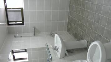 Ducha, artículos de higiene personal gratuitos y toallas