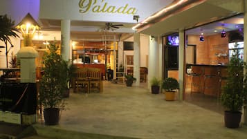 Fachada de la propiedad por la tarde o noche