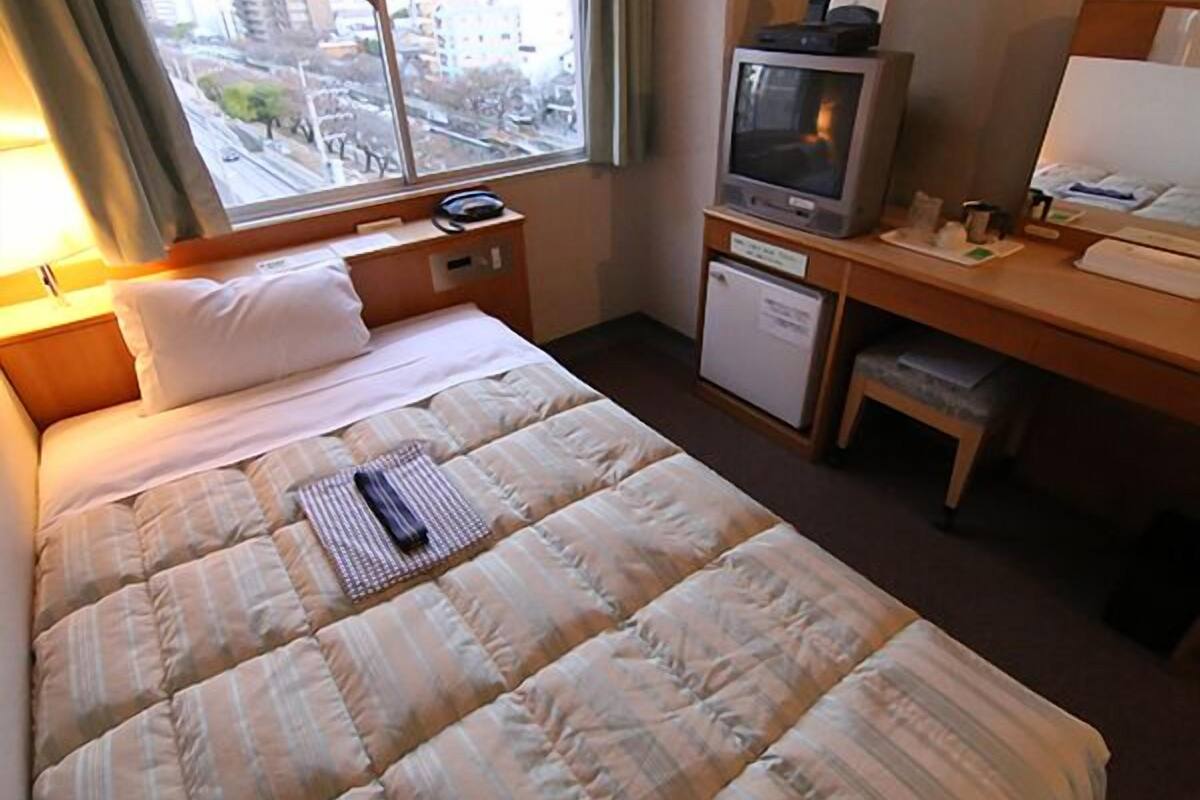 Desk, laptop workspace, WiFi (free), bed sheets