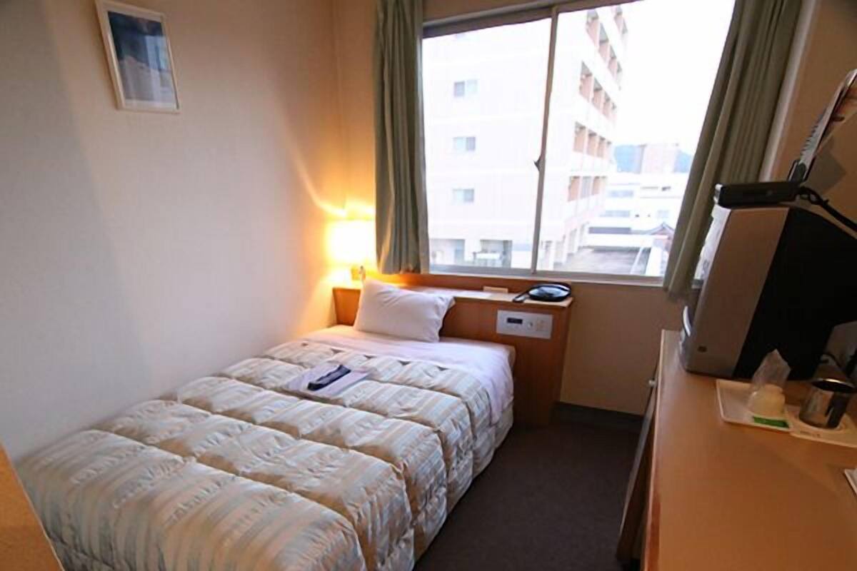 Desk, laptop workspace, WiFi (free), bed sheets