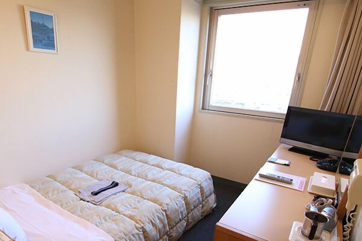 Escritorio, espacio para trabajar con laptop y wifi gratis 