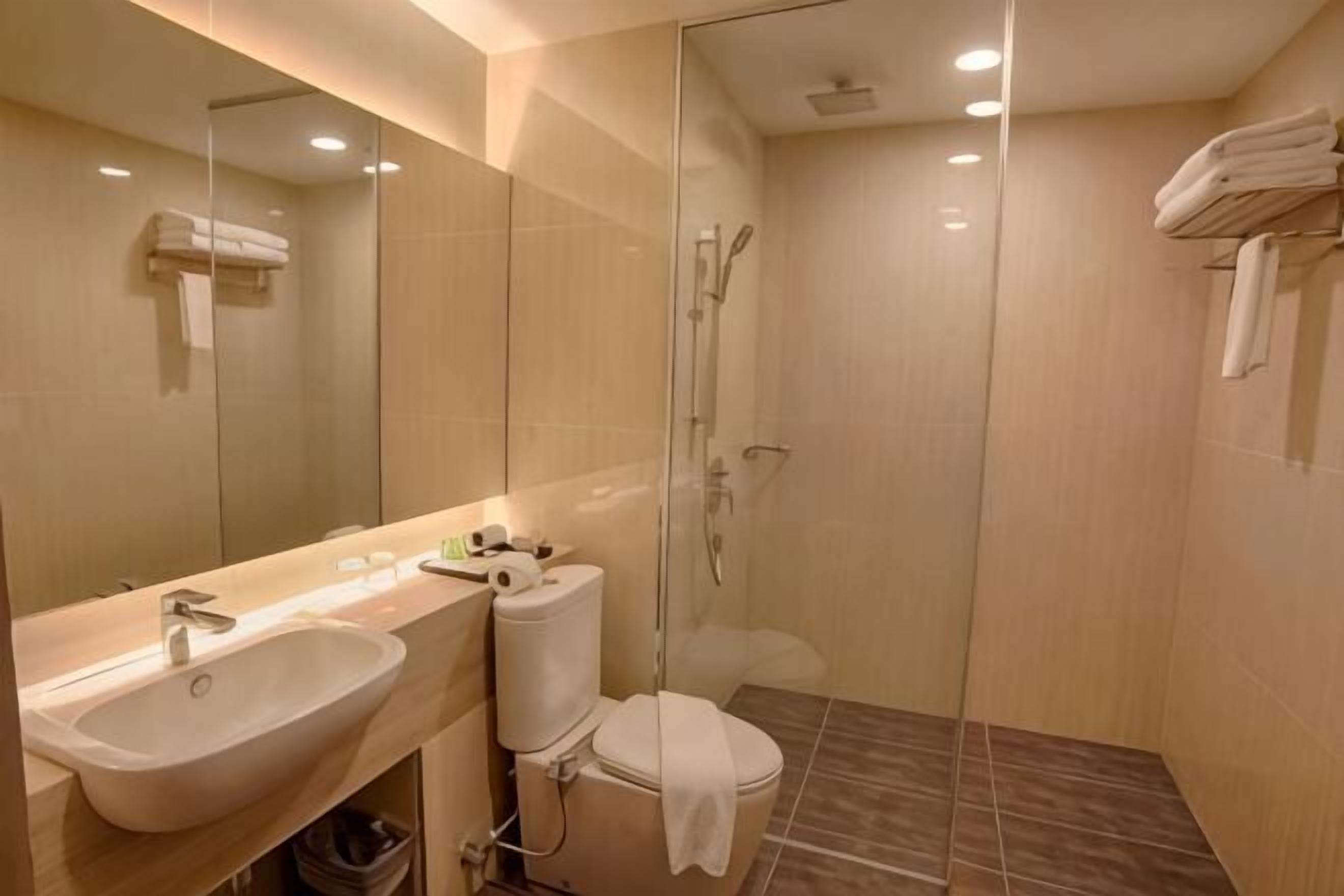 Kylpyhuone | Suihku, sadesuihkupää, ilmaiset hygieniatuotteet, hiustenkuivaaja