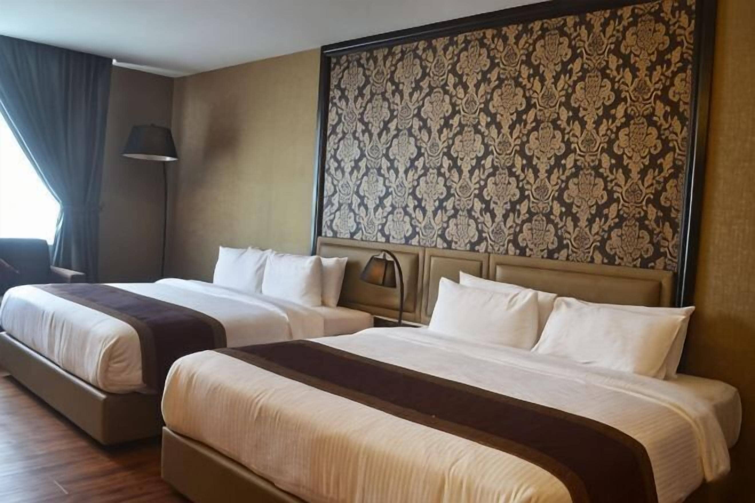 Tallelokero huoneessa, työpöytä, äänieristys, silitysrauta/-lauta