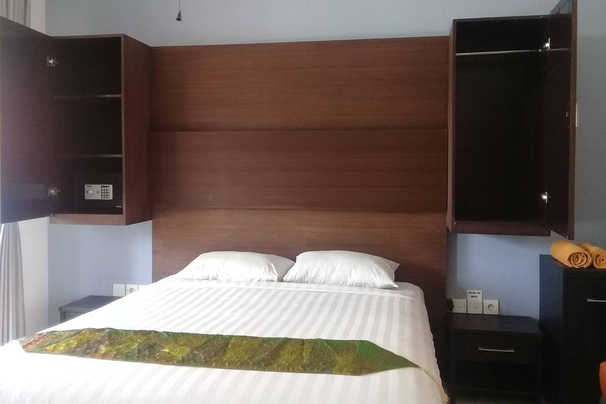 In-room safe, desk, soundproofing, free WiFi