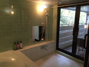 Separate bathtub and shower, free toiletries, bidet - Hotel Wacha Wacha - Adults Only (Kyoto)