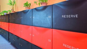 Diversos armaris d'hotel amb números i la paraula 'RESERVE' escrita.