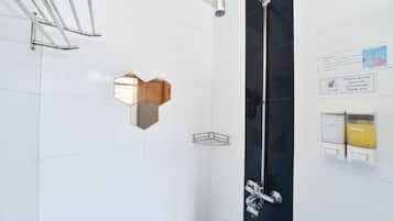 Dusche, kostenlose Toilettenartikel, Bidet, Handtücher