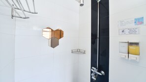 Shower, free toiletries, bidet, towels - River City Inn - Hostel (Singapore)