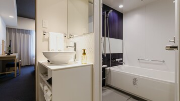 Separat badekar og bruser, dybe badekar, miljøvenlige toiletartikler