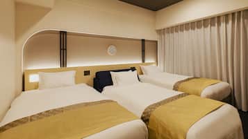 Une chambre d’hôtel avec deux lits, une tête de lit agrémentée d’un panneau décoratif et une fenêtre avec des rideaux.