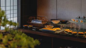 Una mesa de buffet con diversos platos y postres.