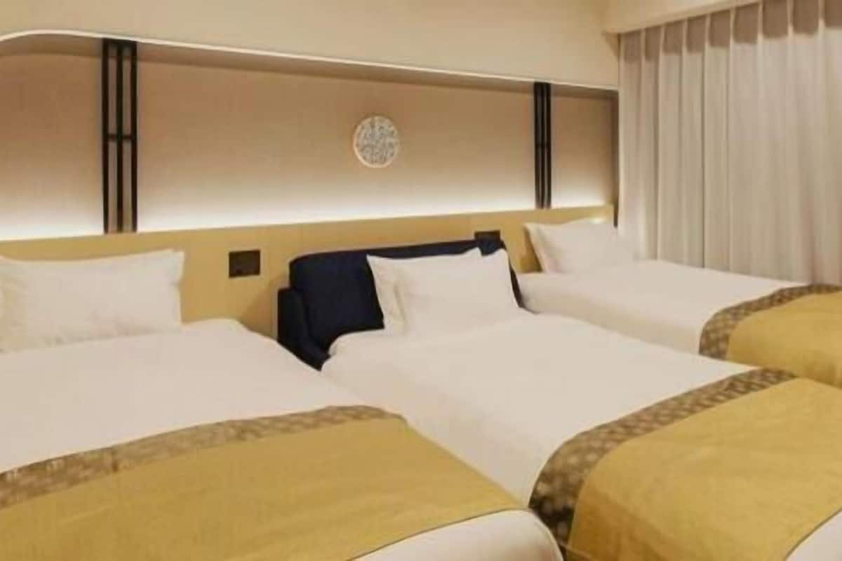 Down comforters, in-room safe, desk, blackout drapes