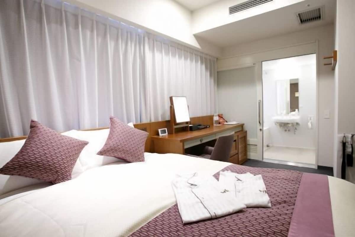 1 bedroom, down duvets, in-room safe, desk