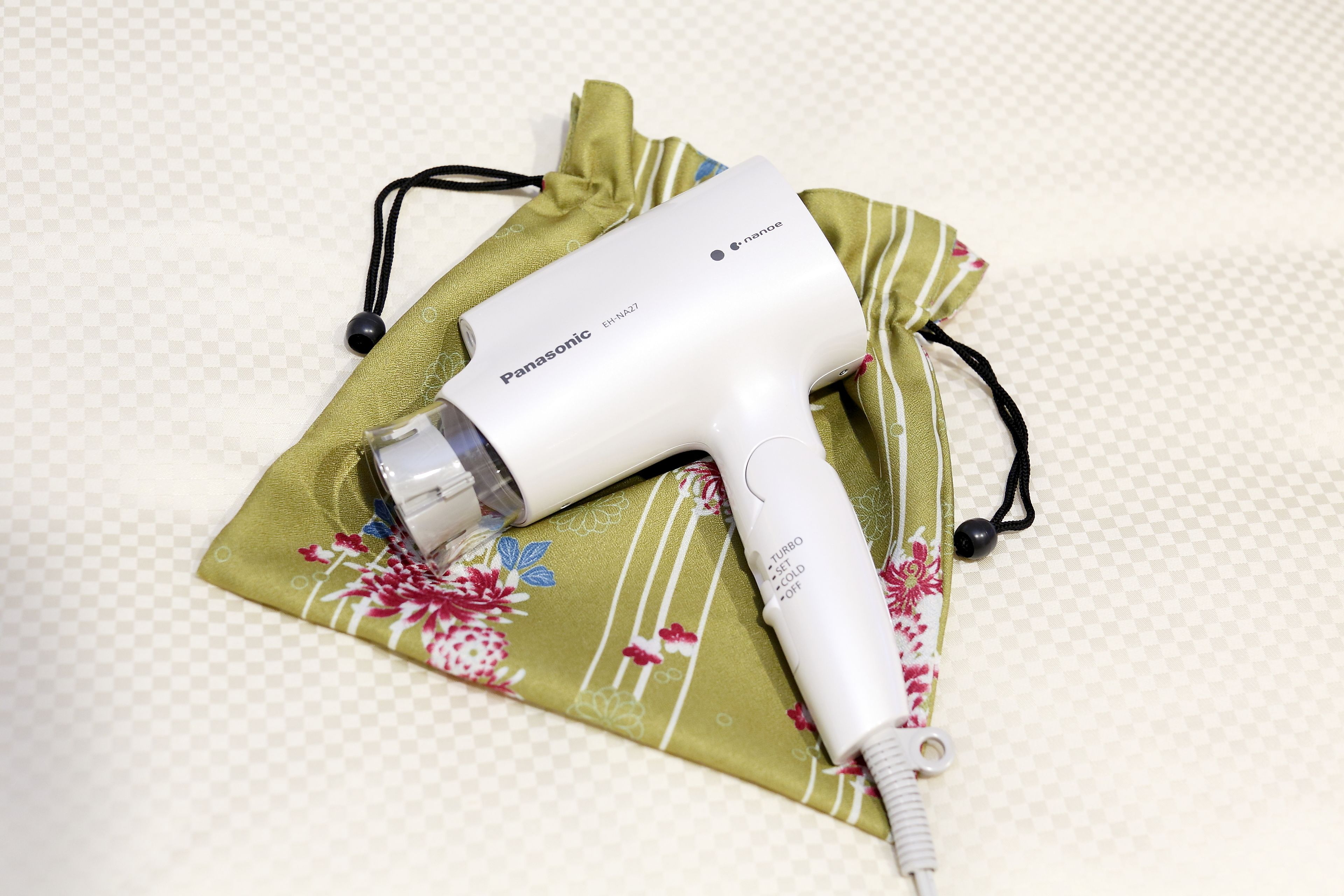 separate bathtub and shower, deep-soaking bathtub