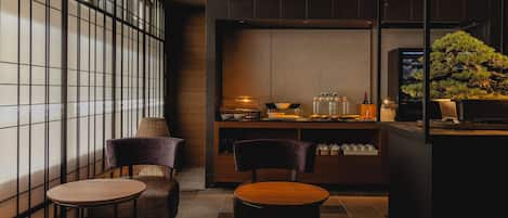 Duntäcken, värdeförvaringsskåp på rummet och skrivbord