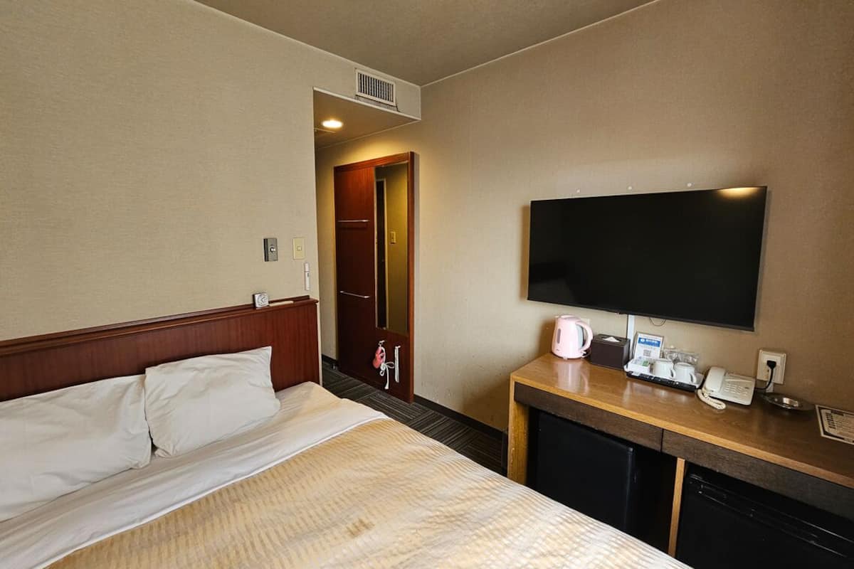 Down comforters, desk, WiFi (free), bed sheets