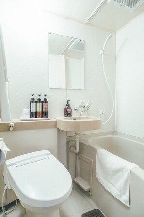 Ensemble douche/baignoire, articles de toilette gratuits, sèche-cheveux