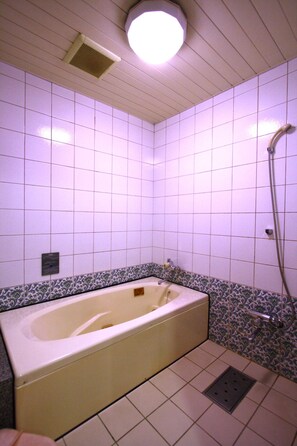 标准双人房 | 浴室 | 独立的浴缸和淋浴、深泡浴缸、免费洗浴用品、吹风机