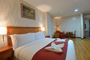 Premier Room | In-room safe, desk, free WiFi, bed sheets - Royal Suites Condotel (Kalibo)