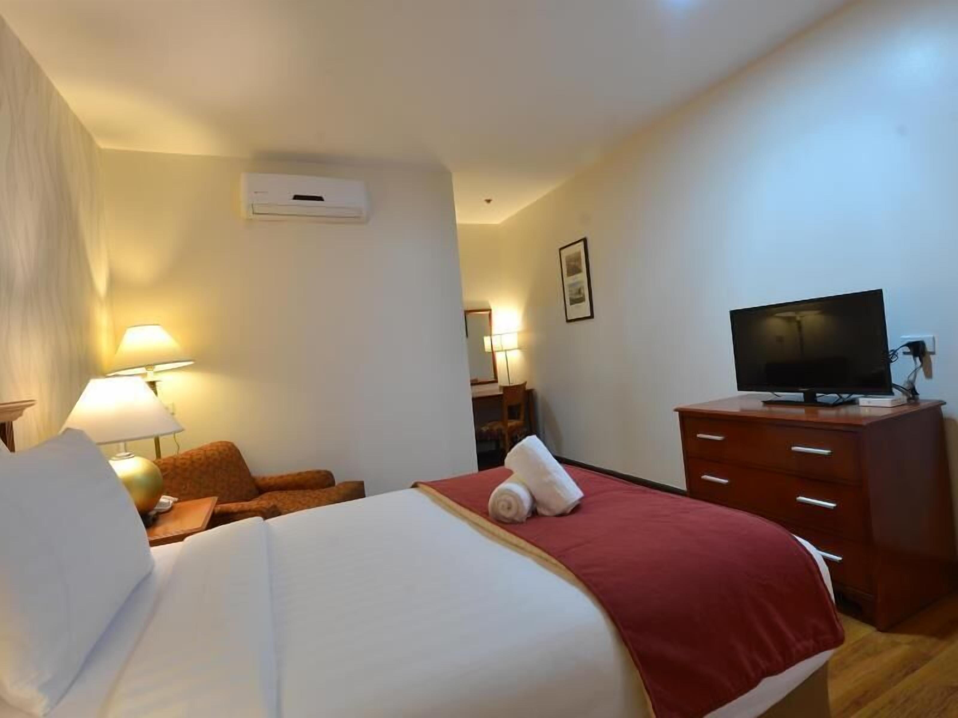 deluxe room | in-room safe, desk, free wifi, bed sheets
