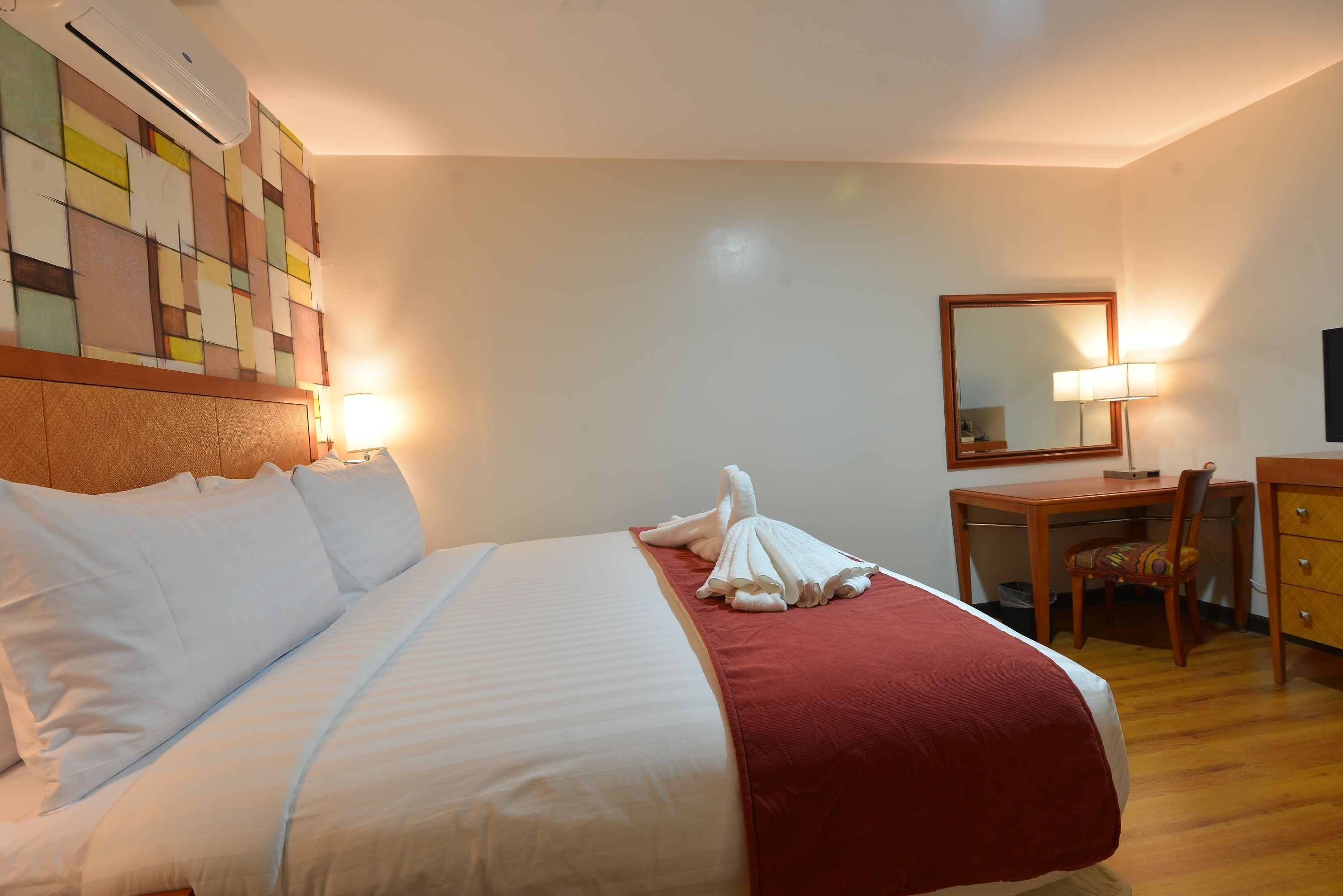 honeymoon suite | in-room safe, desk, free wifi, bed sheets