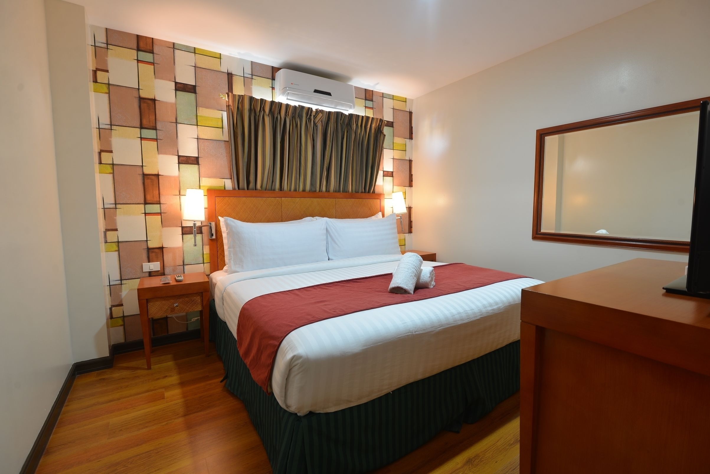 2 bedroom suite | in-room safe, desk, free wifi, bed sheets
