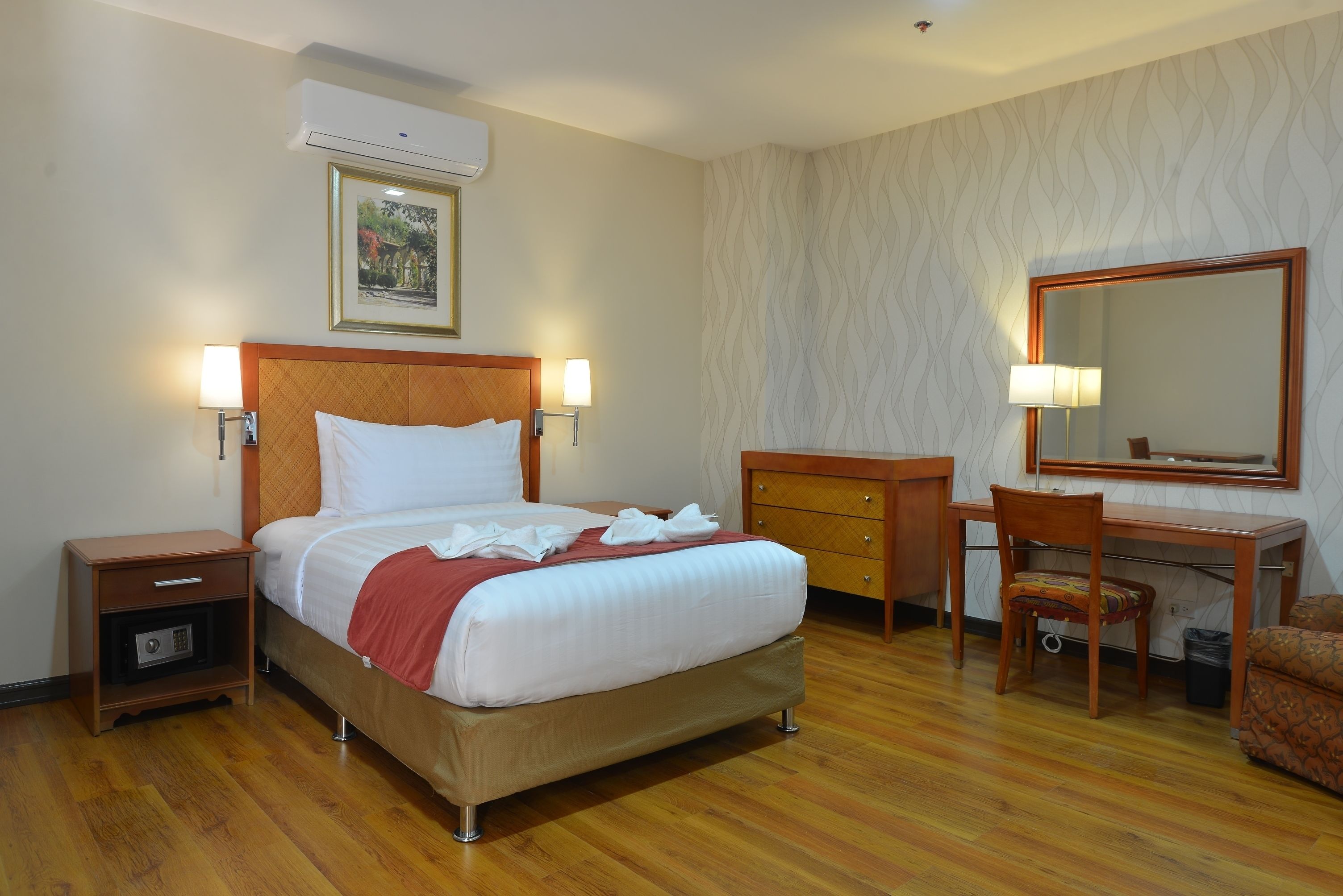 family room | in-room safe, desk, free wifi, bed sheets