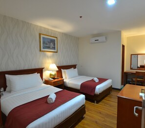 Deluxe Room | In-room safe, desk, free WiFi, bed sheets - Royal Suites Condotel (Kalibo)