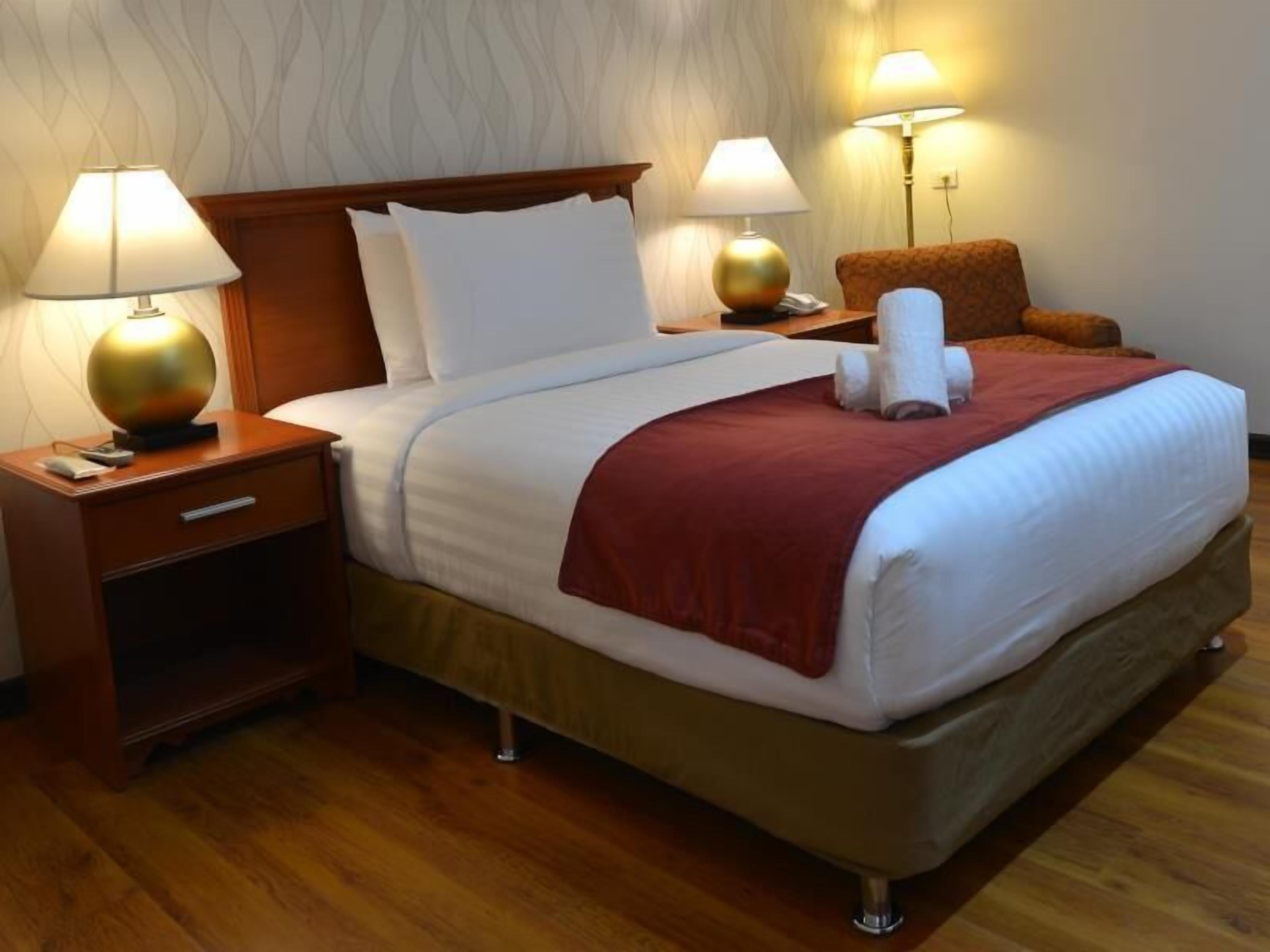 deluxe room | in-room safe, desk, free wifi, bed sheets