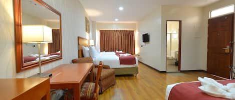 Family Room | In-room safe, desk, free WiFi, bed sheets