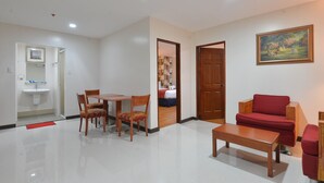 Una sala de estar moderna con comedor, un sofá rojo y un cuadro en la pared.