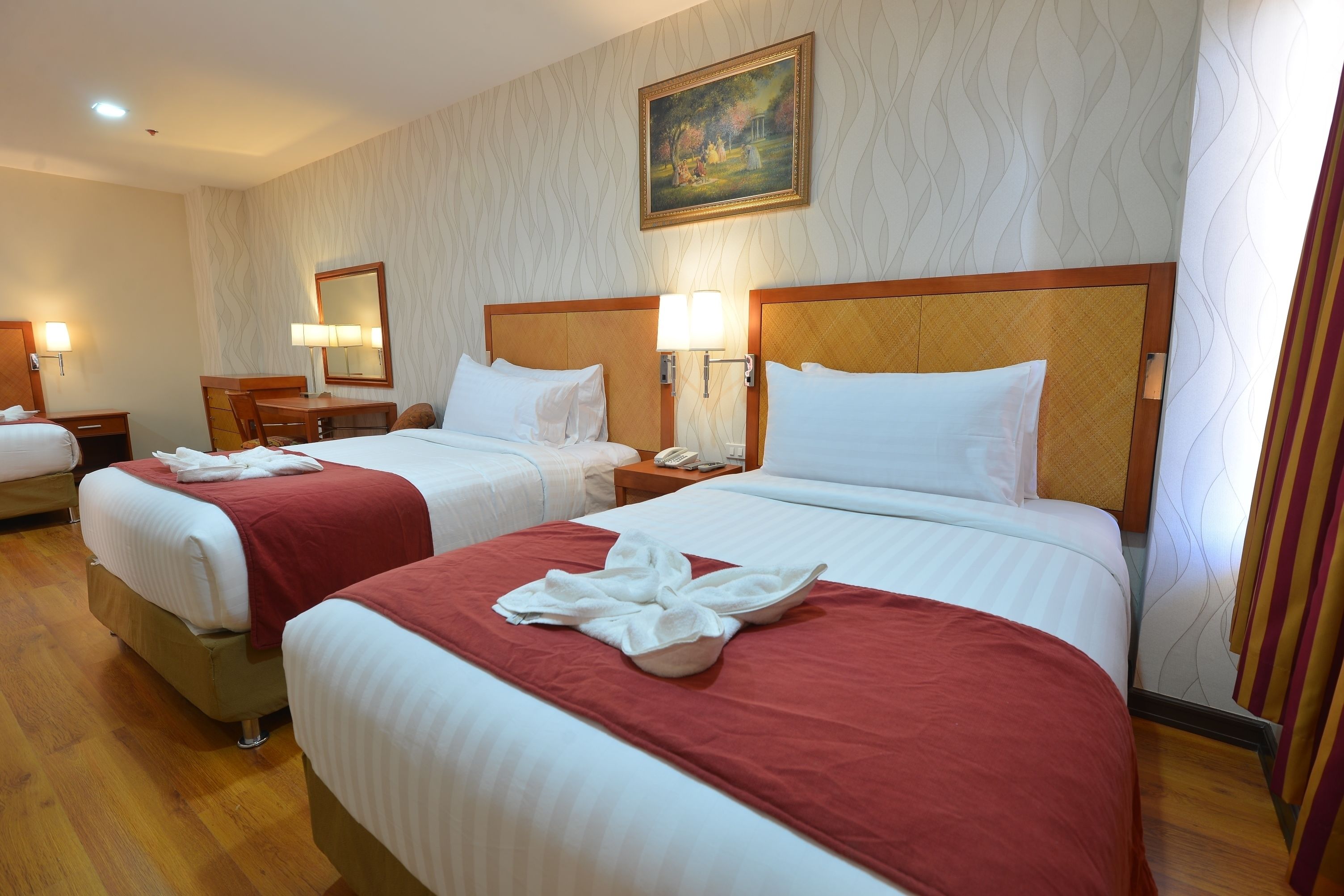 family room | in-room safe, desk, free wifi, bed sheets