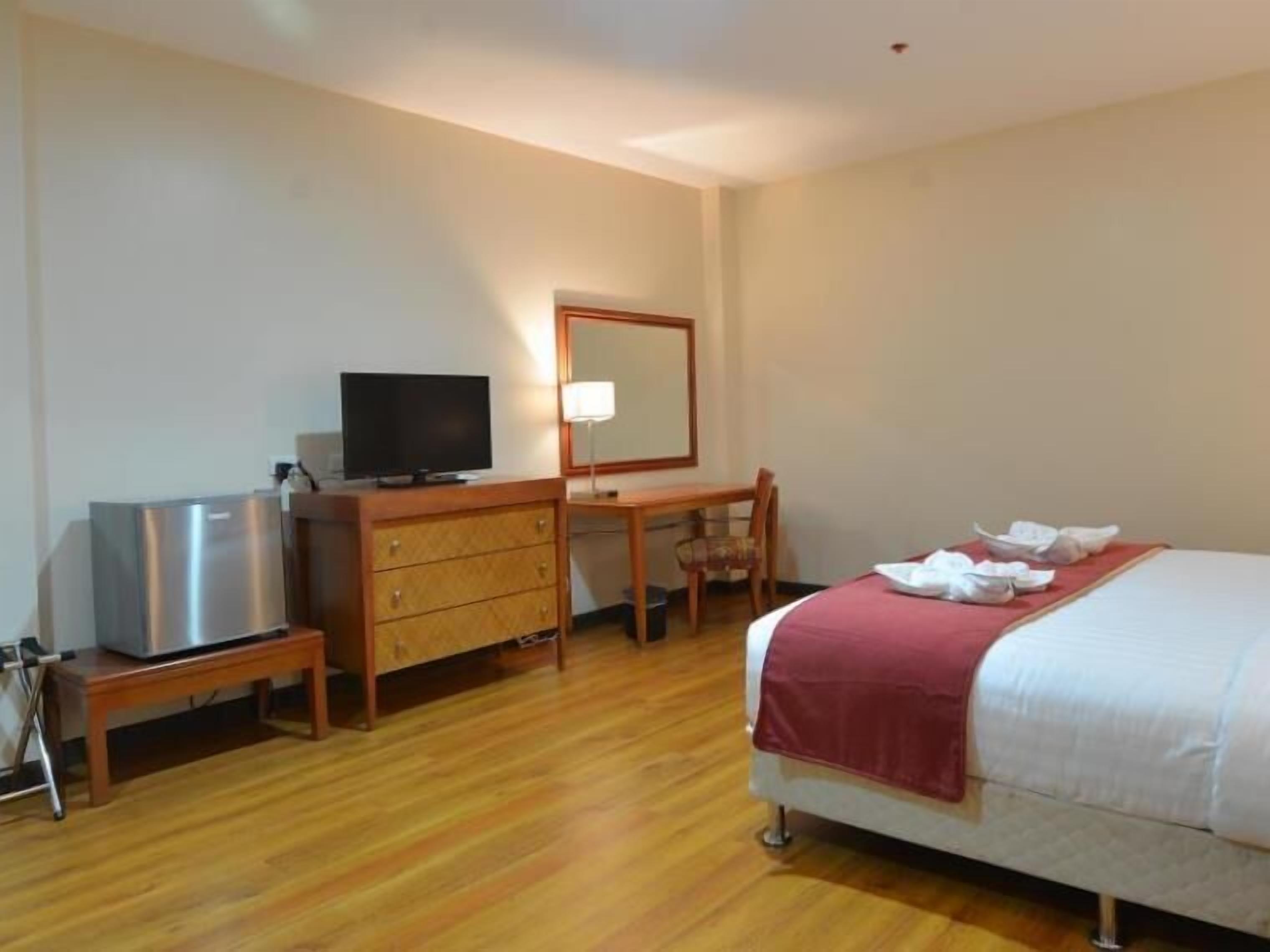 premier room | in-room safe, desk, free wifi, bed sheets