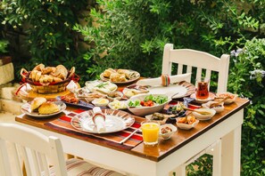 بوفيه فطور مجانًا يوميًا