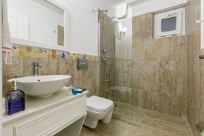 Ducha, artículos de tocador gratuitos, secador de pelo, pantuflas