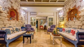 Amplia sala de estar con dos sofás, una mesa de centro y una chimenea.