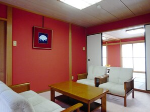 Deluxe kamer, gemeenschappelijke badkamer (Japanese Style) | Woonruimte | Televisie