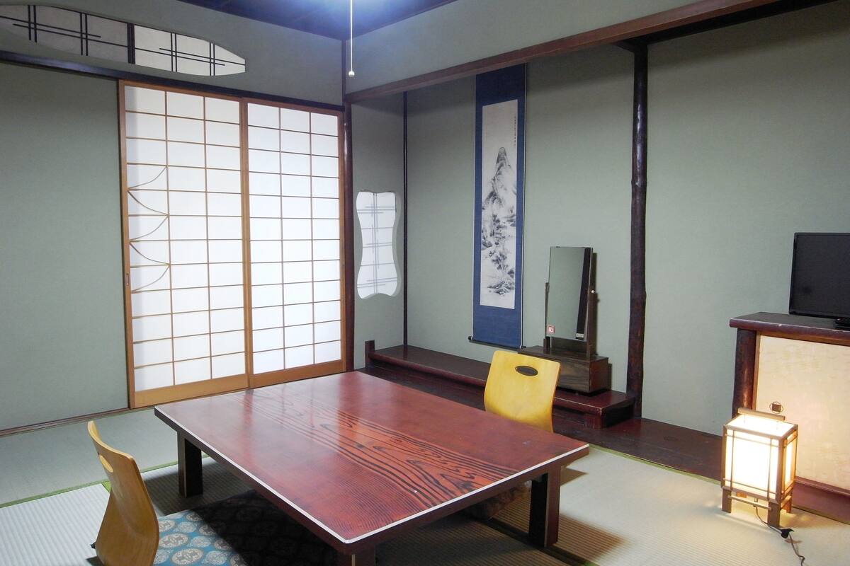Phòng Economy, phòng tắm dùng chung (Japanese Style) | Bàn, bàn ủi/dụng cụ ủi quần áo, truy cập Internet không dây miễn phí 