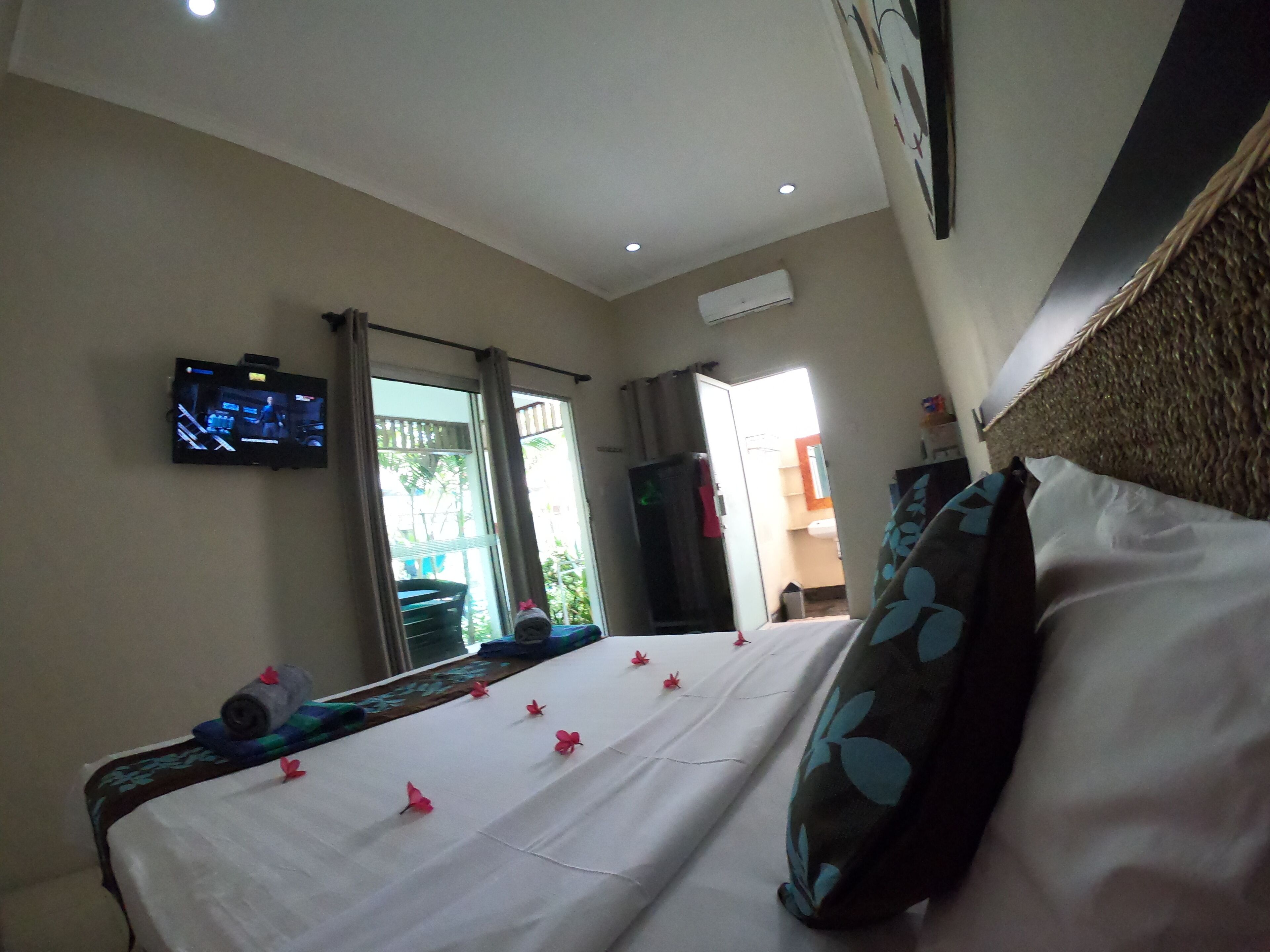 deluxe double room | minibar, in-room safe, desk, soundproofing