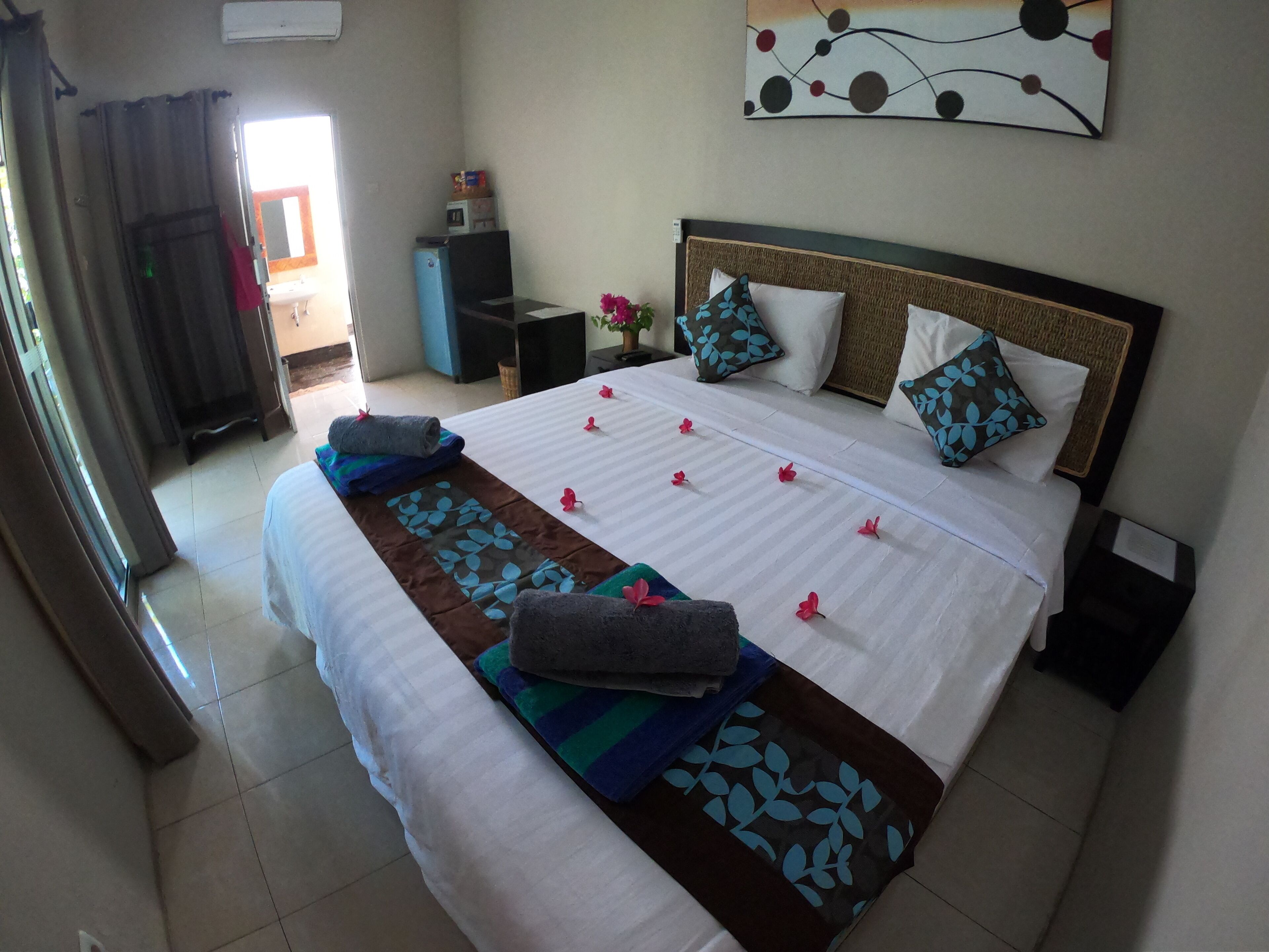 deluxe double room | minibar, in-room safe, desk, soundproofing