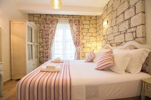 Dreibettzimmer | Minibar, Zimmersafe, Schreibtisch, laptopgeeigneter Arbeitsplatz