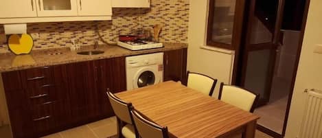 Appartement, 2 chambres | Cuisine privée | Grand réfrigérateur, plaque de cuisson, cafetiÚre/bouilloire