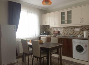 Lejlighed - 3 soveværelser | Privat køkken | Køleskab/fryser i fuld størrelse, kogeplade, kaffe-/temaskine