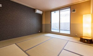 Artículos del minibar gratis y caja de seguridad en la habitación