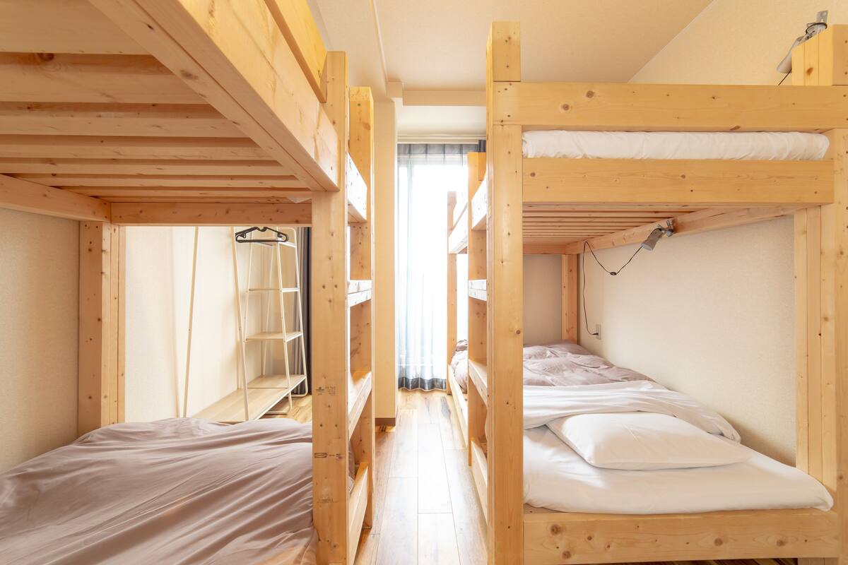 Familiekamer, 2 slaapkamers, gemeenschappelijke badkamer | Een minibar met enkele gratis items, een kluis op de kamer, gratis wifi